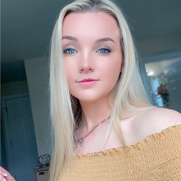 Meet your Posher, Laura🦋🌻☀️ - Picture 3 of 6